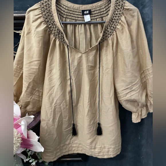 ⚡️⚡️2/$50⚡️⚡️✨🎀H&M EMBROIDERED BLOUSE🎀✨ - Picture 2 of 8